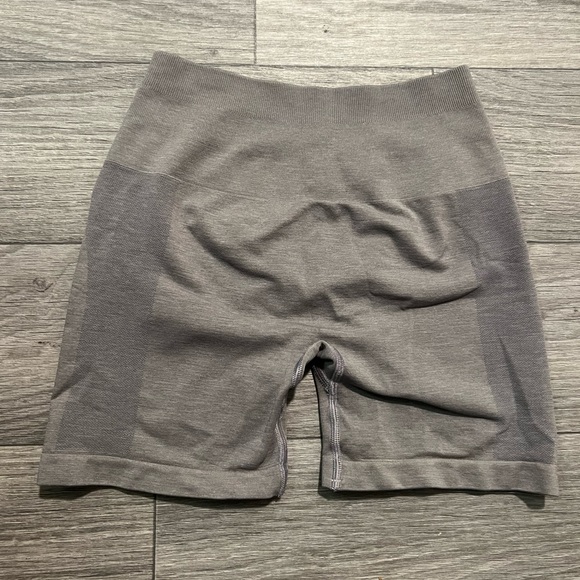 Grey Alphalete Amplify Shorts Size Small - Picture 2 of 2